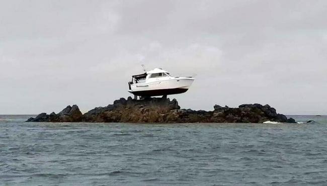 Barco fica preso em rocha a 3 metros acima do mar, e resgate dura 12 horas