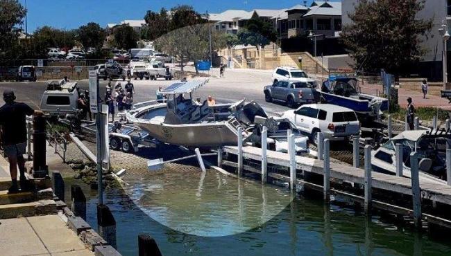 Barco fora de controle sai da água e colide com picape estacionada