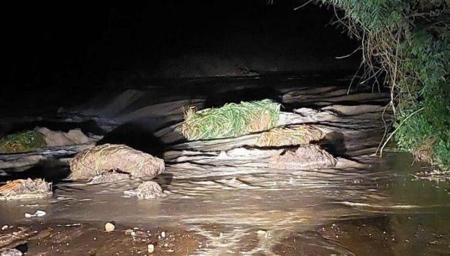 Barragem se rompe e moradores deixam casas em Itambé, na Bahia