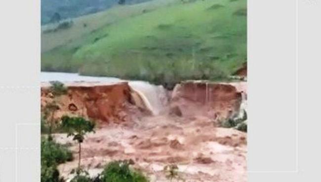 Barragens rompem, destroem casas e deixa 242 pessoas desabrigadas, em Apuarema, BA