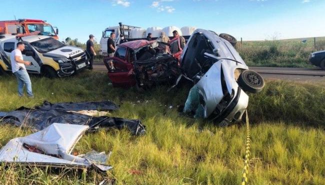 Batida entre dois carros deixa quatro pessoas mortas e quatro feridas, em Pinhão (PR)