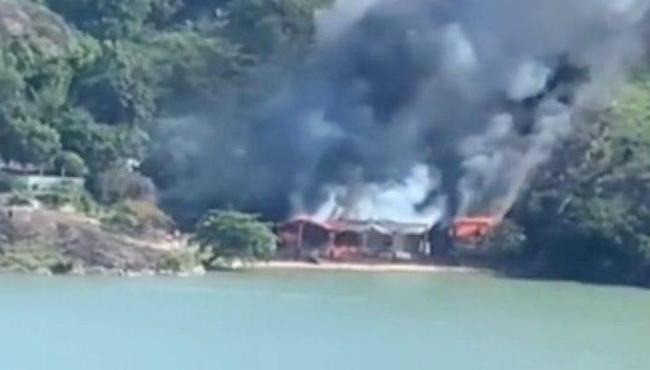 Beach Club pega fogo em Vila Velha, ES