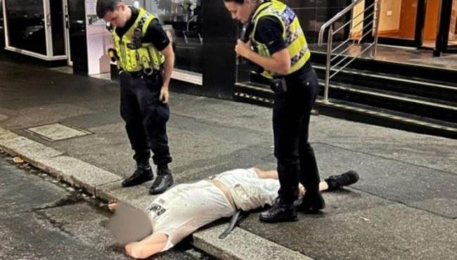 Bêbado erra o hotel e faz protesto bizarro após entrada recusada