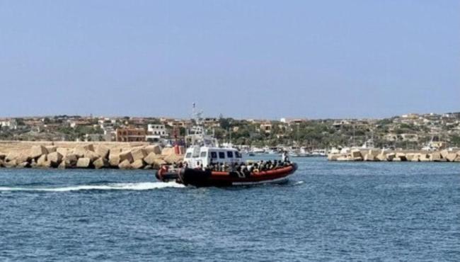 Bebê morre e é jogado no mar na travessia entre Tunísia e Itália