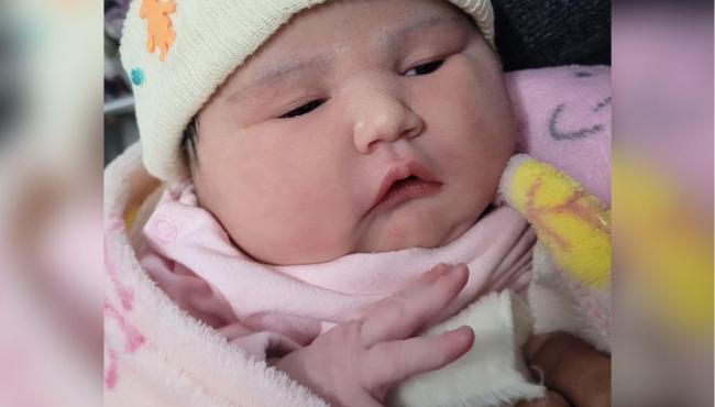 Bebê nasce com mais de 5,4 kg e encanta equipe do hospital