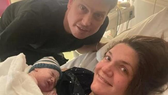 Bebê ‘nasce duas vezes’ para salvar a mãe de câncer