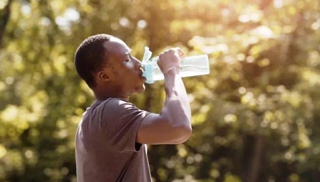 Beber água de forma errada prejudica a saúde: Veja o que não fazer