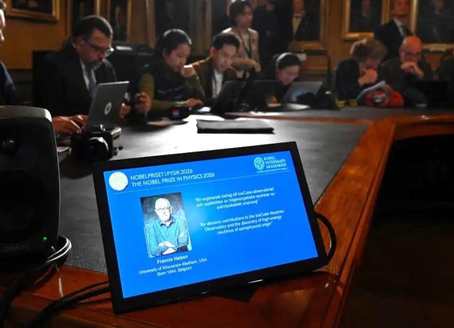 Belga que descobriu menor partícula do universo recebe Nobel da Física