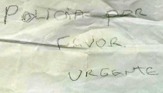 Bilhete em maço de cigarro salva mulher de cárcere privado