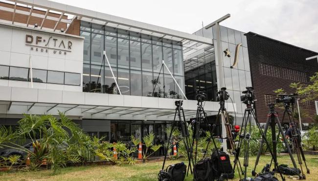 Bolsonaro apresenta crise de soluços e pressão alta após procedimento