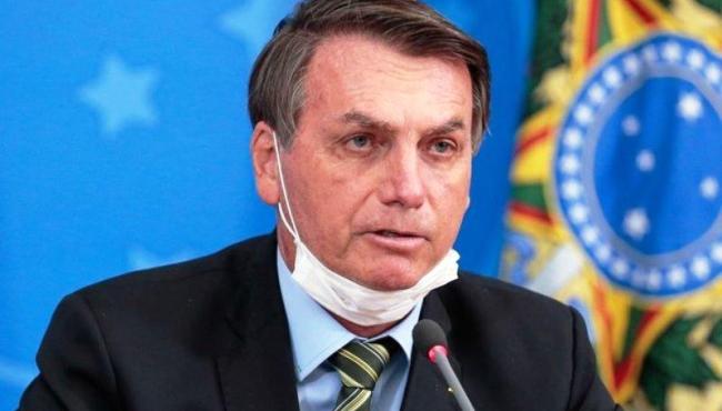 Bolsonaro ataca imprensa e fala em "negociar bilhões" para acabar com fake News