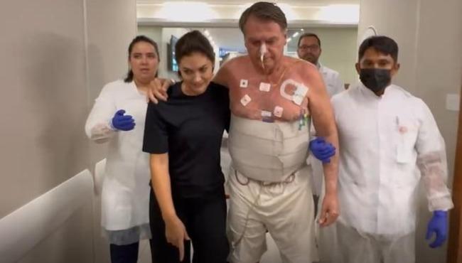 Bolsonaro caminha sem uso de andador, com apoio de Michelle e enfermeiro