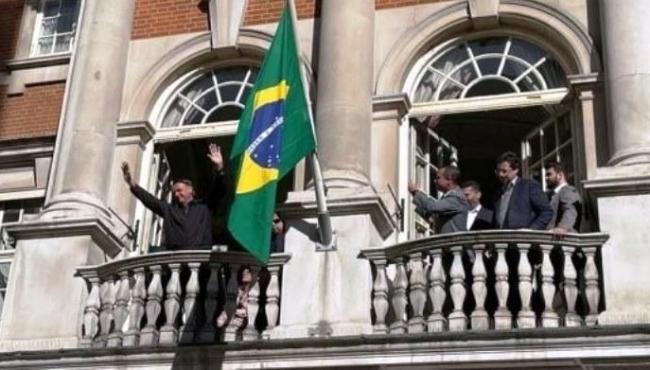 Bolsonaro chega a Londres e faz discurso na sacada da embaixada