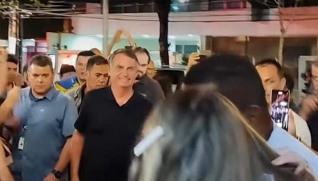 Bolsonaro chega de surpresa ao ES e é ovacionado em restaurante na Praia do Canto