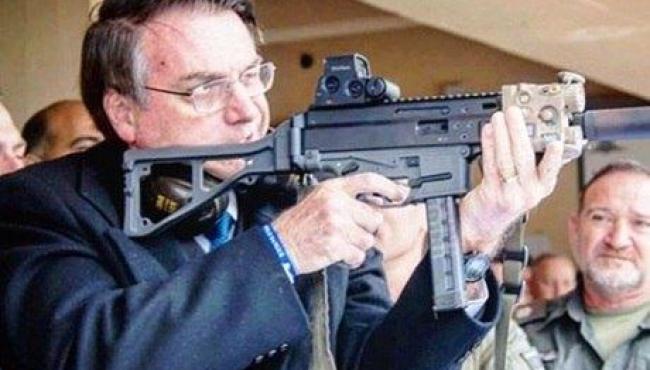 Bolsonaro comemora redução de impostos sobre armas importadas