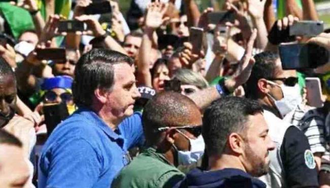 Bolsonaro condena antifascismo após ir a protesto contra STF