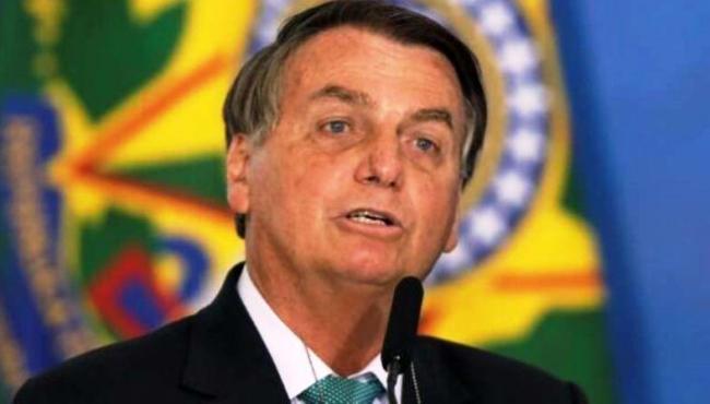 Bolsonaro confirma candidatura e nega demissão de Guedes