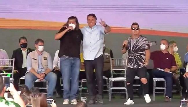 Bolsonaro dança ao som de "o mito chegou" no estilo pisadinha em São Mateus, no ES