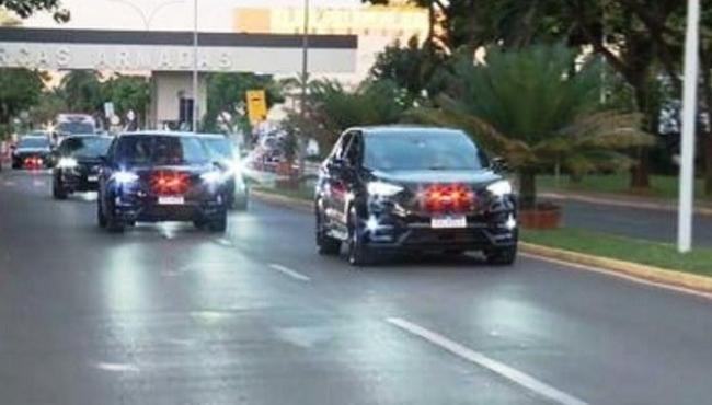 Bolsonaro deixa o hospital após passar a noite internado