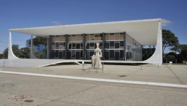 Bolsonaro diz ao STF que não está proibido de manter arma em casa