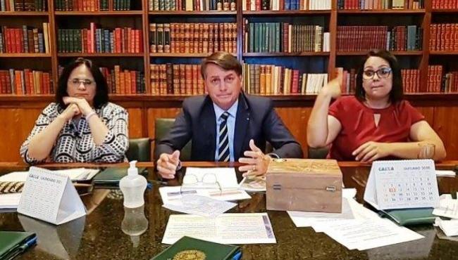 Bolsonaro diz que "efeito colateral" da Coronavac pode ter causado suicídio