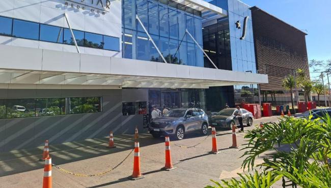 Bolsonaro é internado para cirurgia no ombro em Brasília
