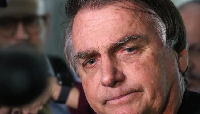 Bolsonaro é submetido à cirurgia para tratamento de hérnia bilateral