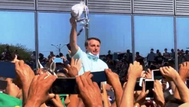 Bolsonaro fica sem máscara em aglomeração em evento no Piauí