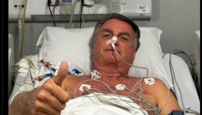 Bolsonaro posta foto internado por complicações no intestino, mas diz que, por ora, não será preciso cirurgia