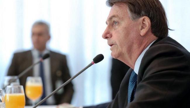 Bolsonaro provoca e sugere reduzir salário de parlamentares para elevar auxílio