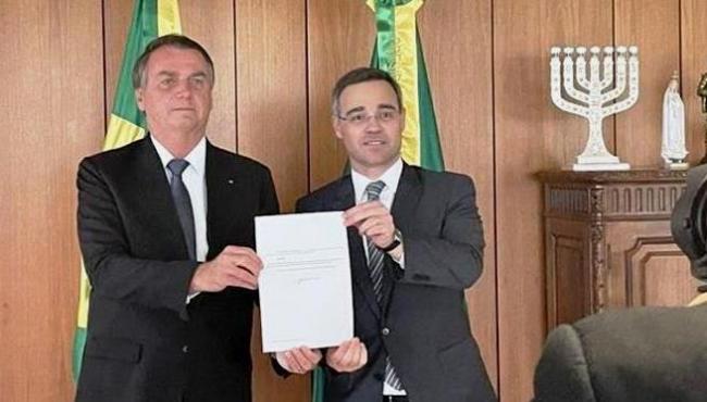 Bolsonaro recebe André Mendonça e assina nomeação ao STF