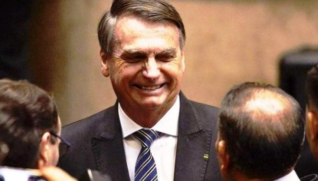 Bolsonaro sanciona MP que libera consignado a beneficiários do Auxílio Brasil