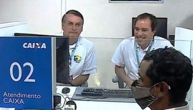 Bolsonaro vira atendente da Caixa em agência-barco na Ilha de Marajó