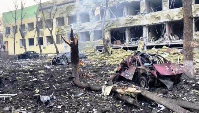 Bombardeios atingem mesquita que abrigava civis e centro de tratamento de câncer na Ucrânia