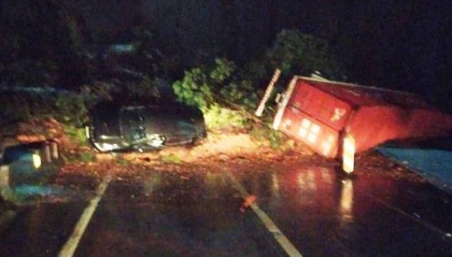 Bombeiros buscam desaparecidos após deslizamento arrastar 10 carros e 5 caminhões na BR-376, no PR
