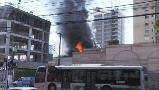 Bombeiros combatem incêndio que atinge lojas comerciais em SP