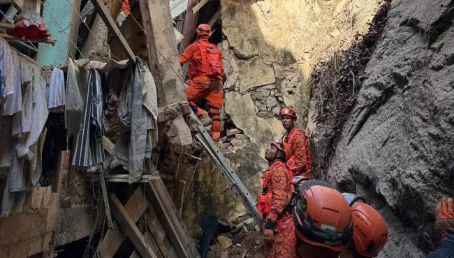Bombeiros resgatam 17 pessoas de casarão que desabou nesta madrugada no Rio