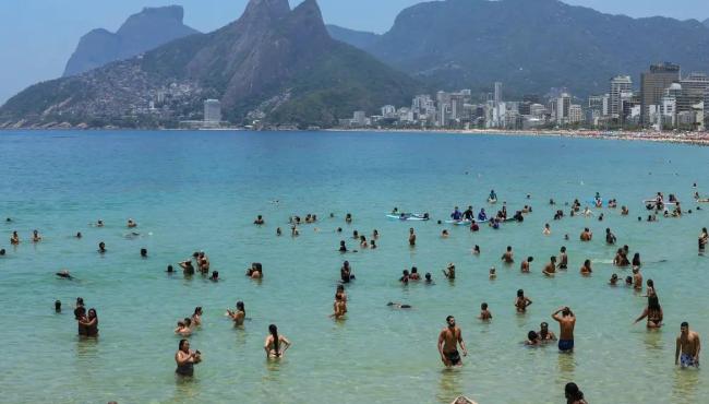 Bombeiros resgatam corpo de piloto do avião que caiu na praia de Copacabana