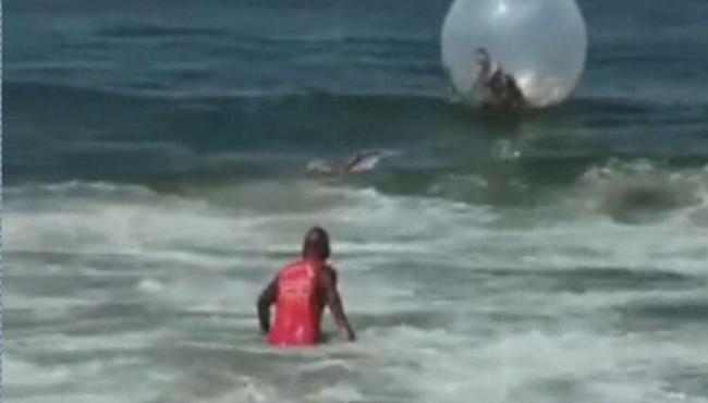 Bombeiros salvam casal à deriva em bolha inflável na Praia de Copacabana