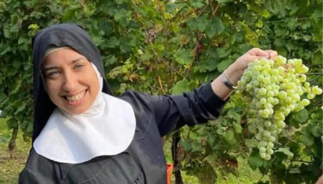 “Bonita demais”: brasileira perde o cargo de freira após denúncia