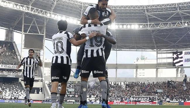 Botafogo vence Corinthians pelo Brasileirão com três de Arthur Cabral