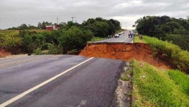 BR-101 é totalmente interditada após cratera se abrir na pista em São Mateus, ES