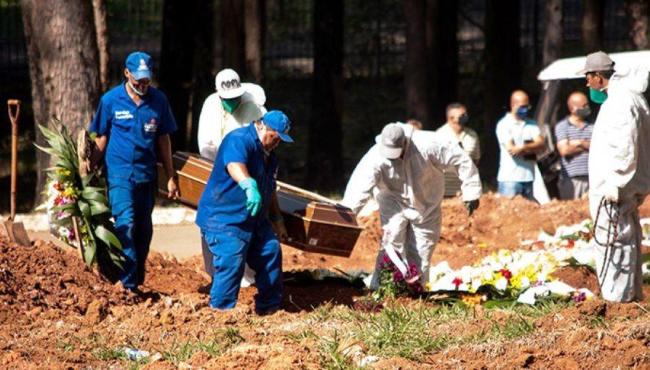 Brasil chega a 330 mil mortes por Covid; média de óbitos está acima de 2,8 mil