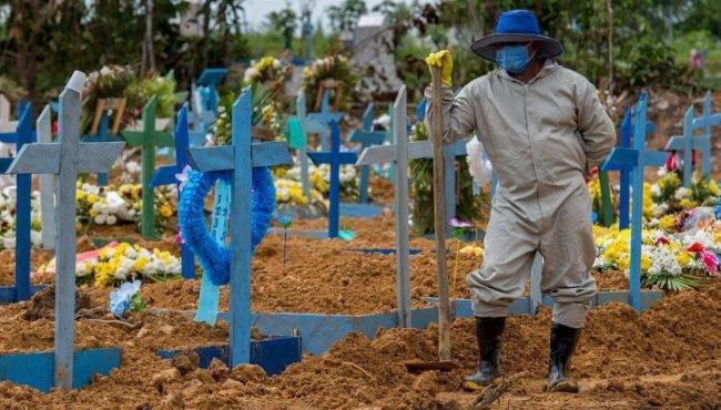 Brasil continua com média móvel de mortes em queda