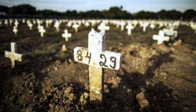 Brasil registra 1.699 mortes por Covid em 24 horas; média móvel continua a subir