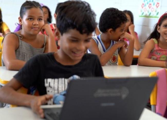Brasil supera marca de 100 mil escolas públicas com internet gratuita e de qualidade