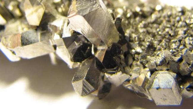 Brasil tem "vazio estratégico" em minerais críticos, diz especialista