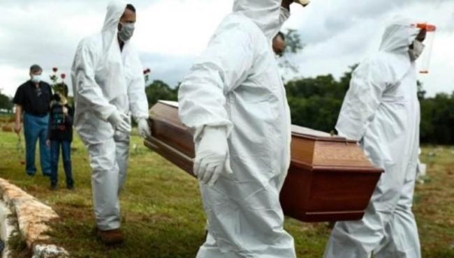 Brasil tem menor média móvel de mortes por Covid-19 em um mês