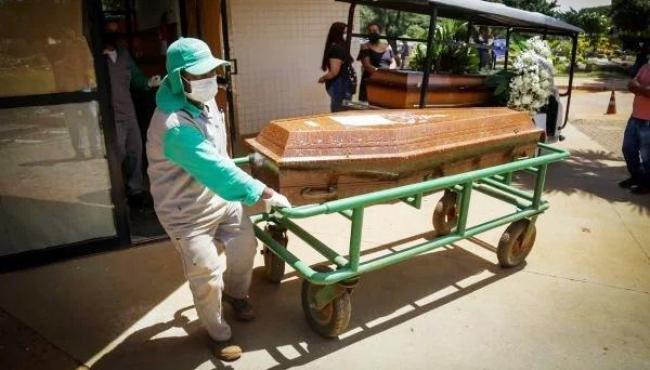 Brasil tem novo recorde na média móvel de óbitos por Covid: 2.634