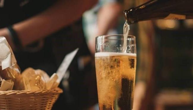 Brasileiro bebe o equivalente a 8 mil piscinas de cerveja em um ano